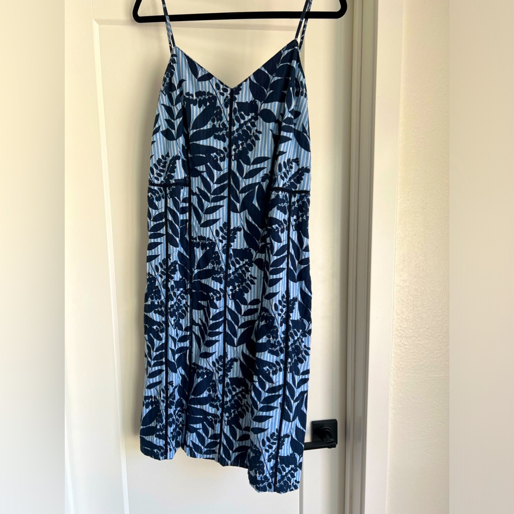 Slim Fitting midi dress.